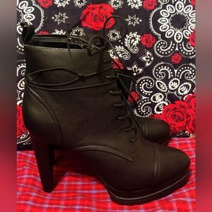 Forever 21 black faux leather platform lace up booties in sz 9 NWT